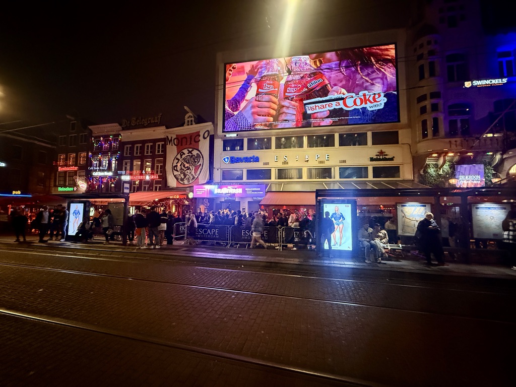Écran LED dans un showroom réel