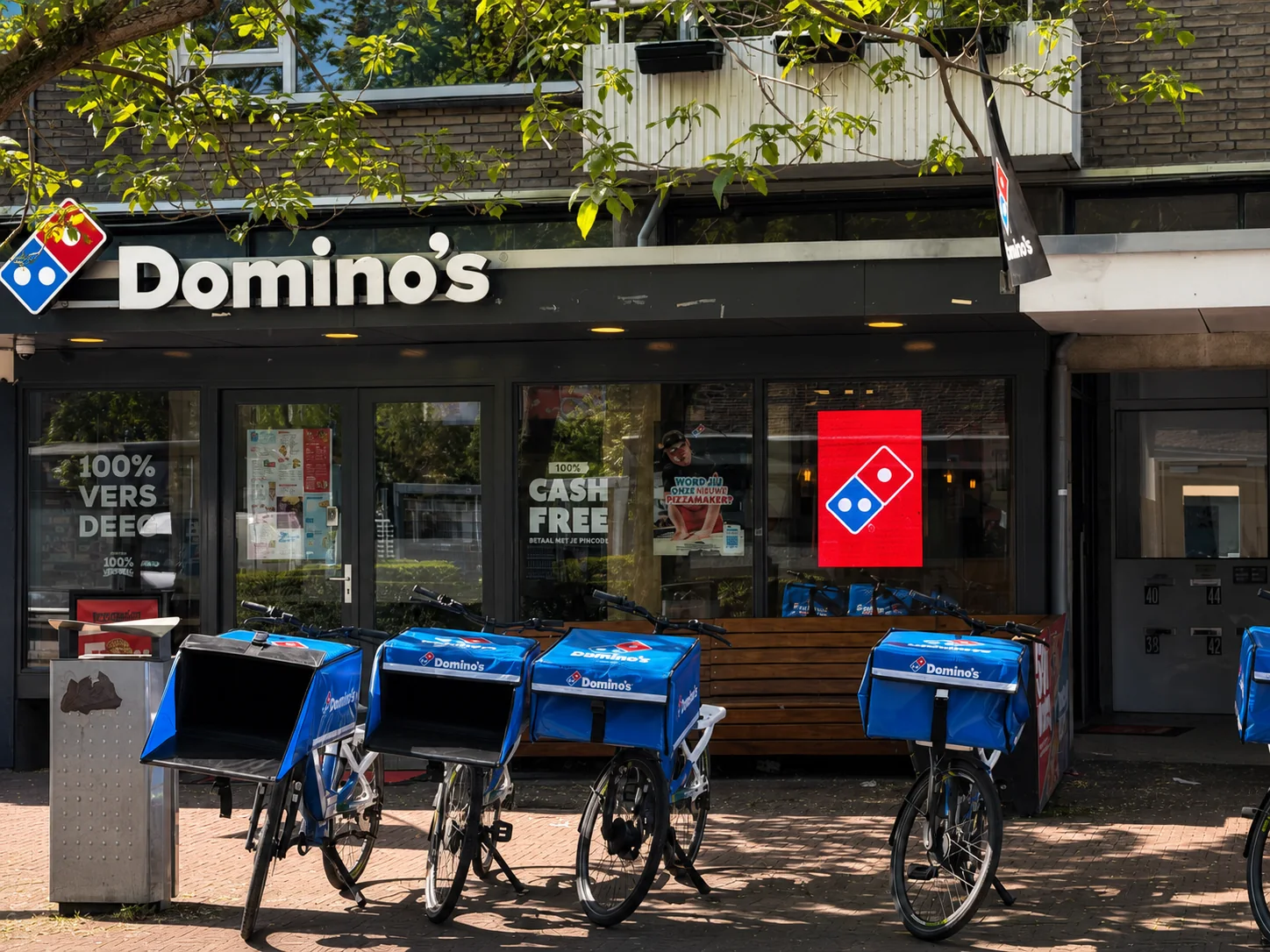 Pantalla ShopFront en la ventana de Domino's