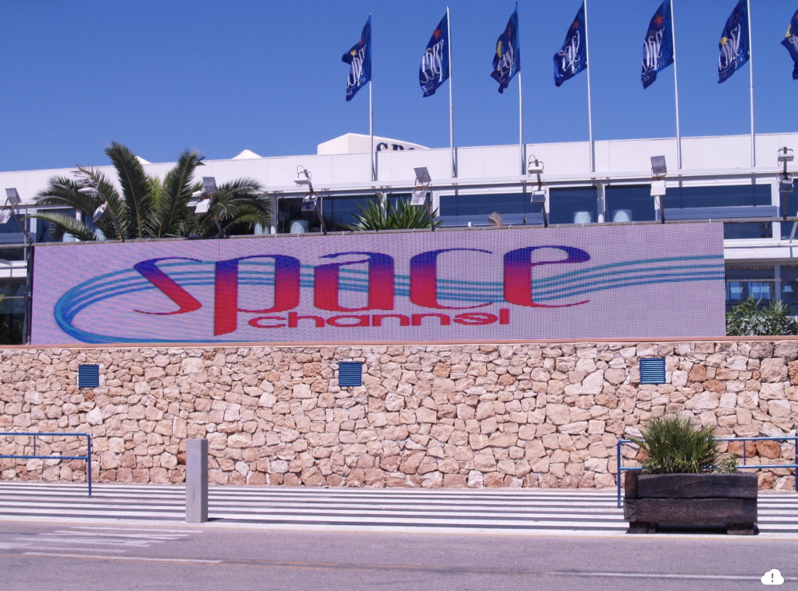 Grand écran LED dans un endroit à Ibiza