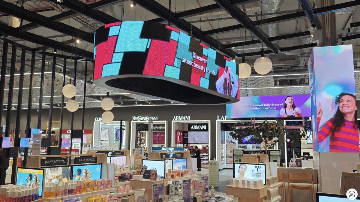 Anneau LED rond et affichages numériques dans un environnement de vente au détail de produits de beauté