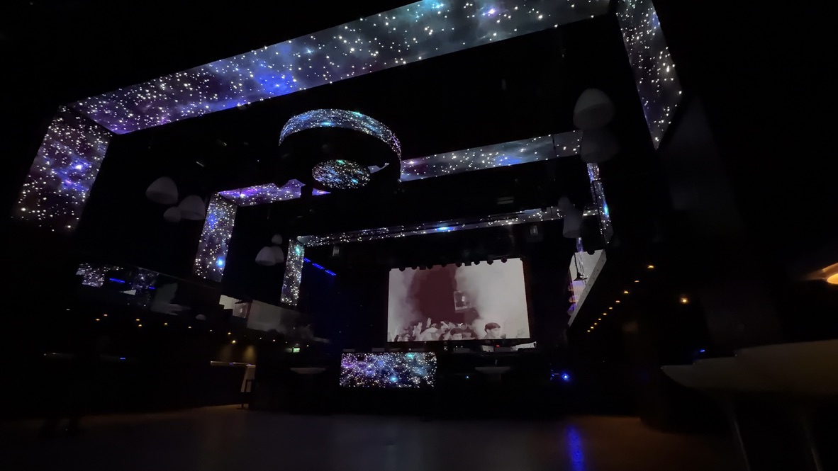 Installation LED avec contenu étoilé dans un club
