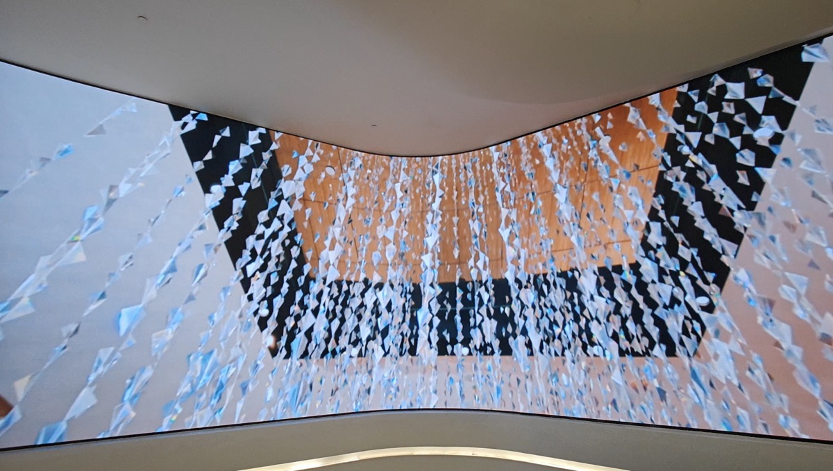 Large écran LED incurvé avec contenu immersif