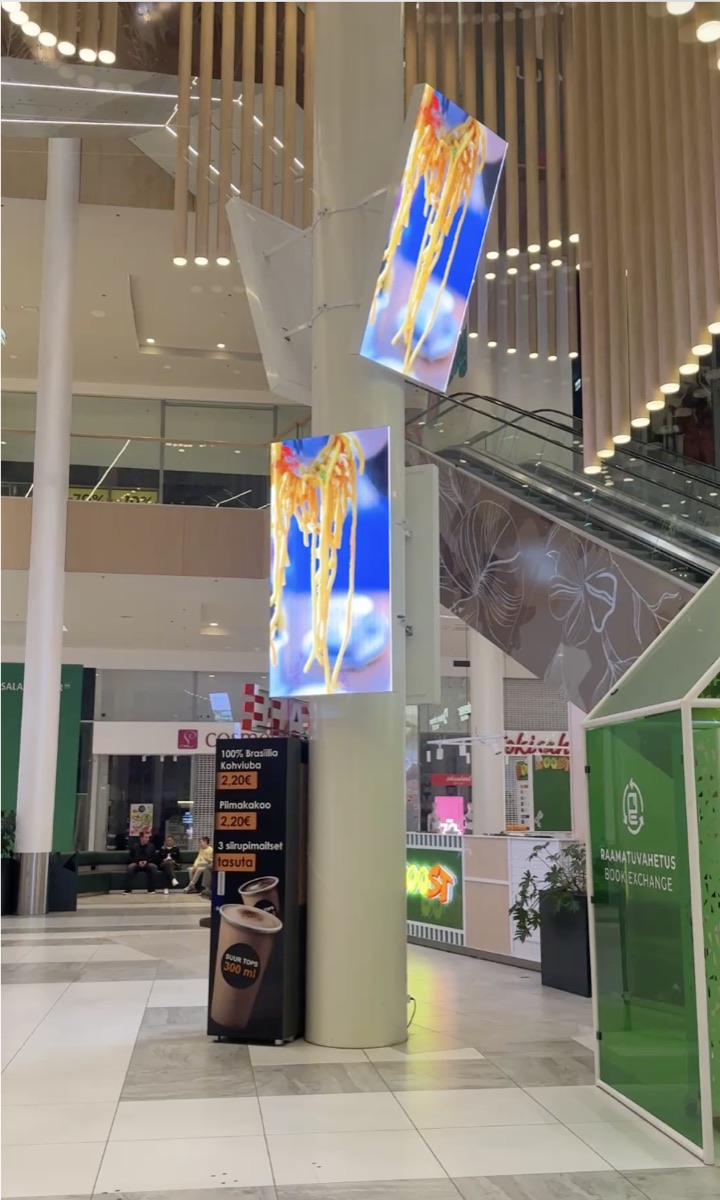Écrans LED suspendus dans un centre commercial