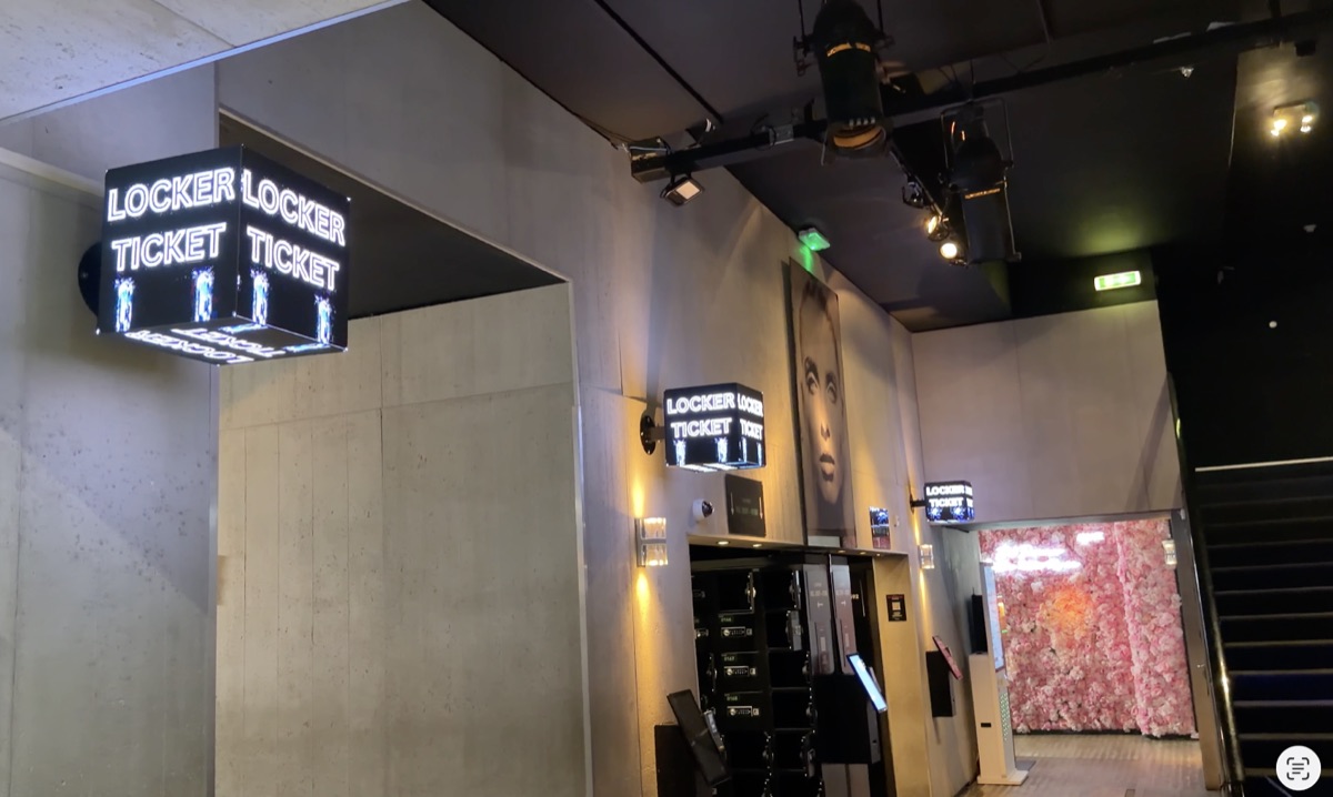 Écrans LED en forme de cube dans les casiers et aux guichets