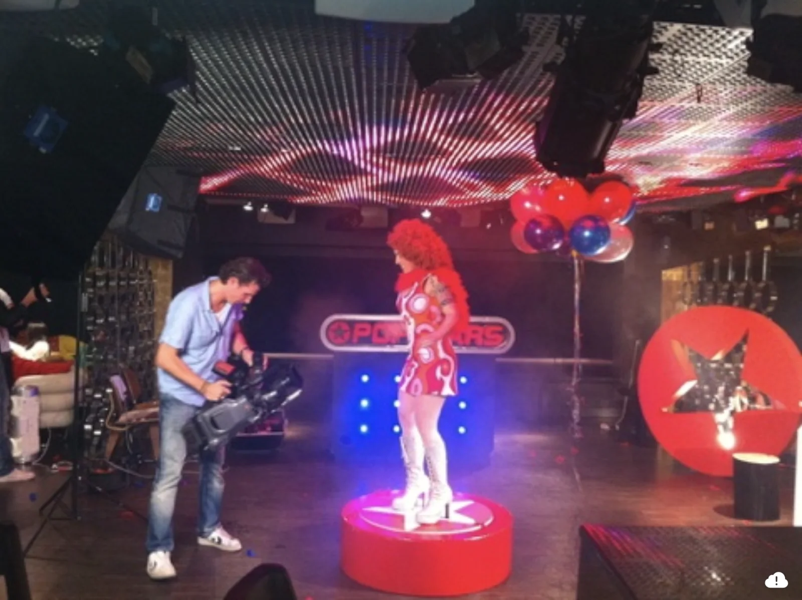 Installation LED spatiale lors d'une production de club