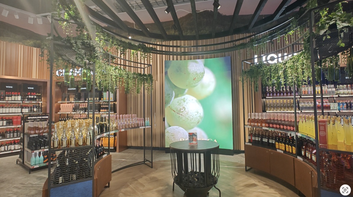 Mur LED dans un magasin de vins et épicerie fine