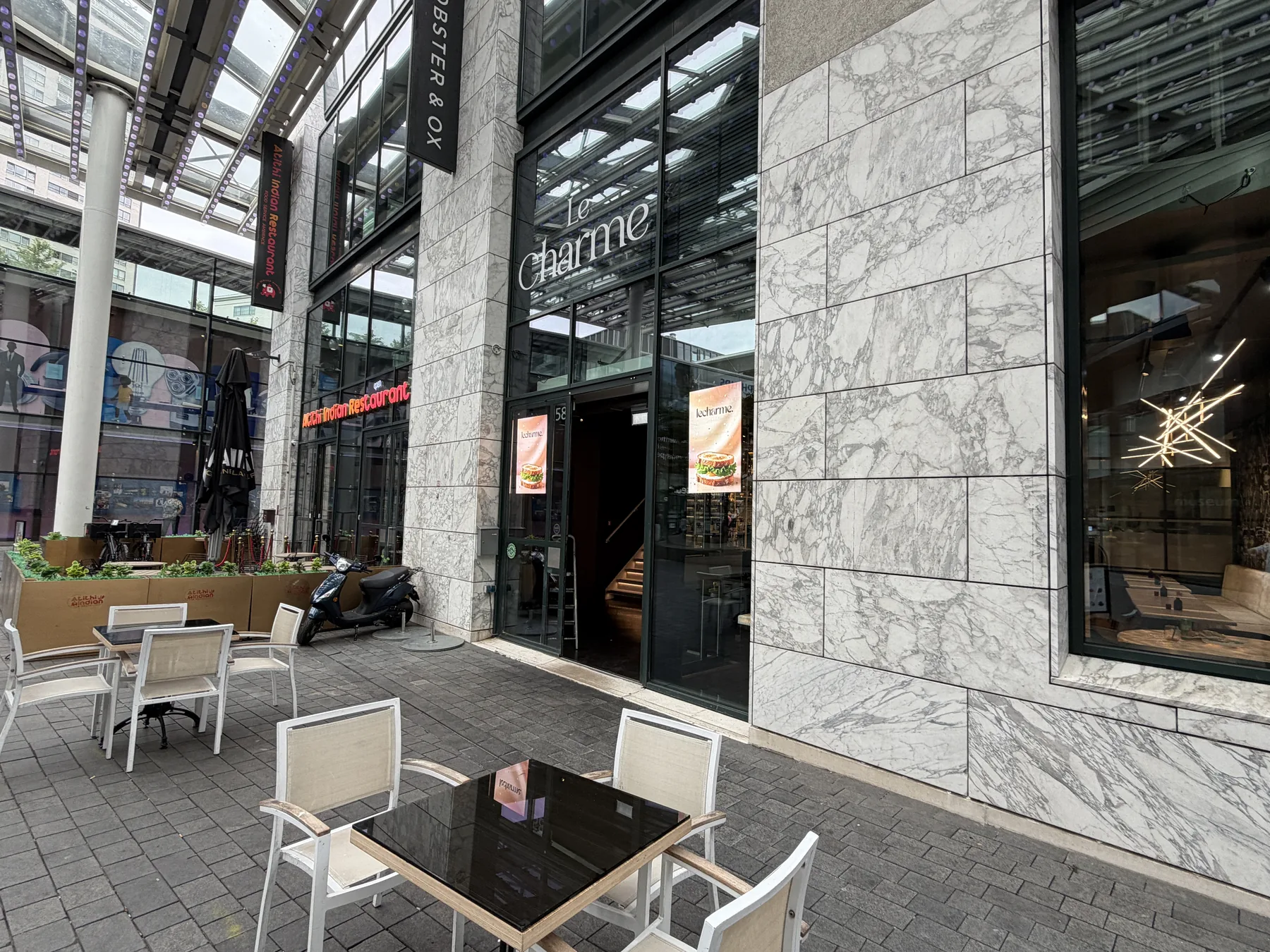 Écran LED sur une terrasse de restauration
