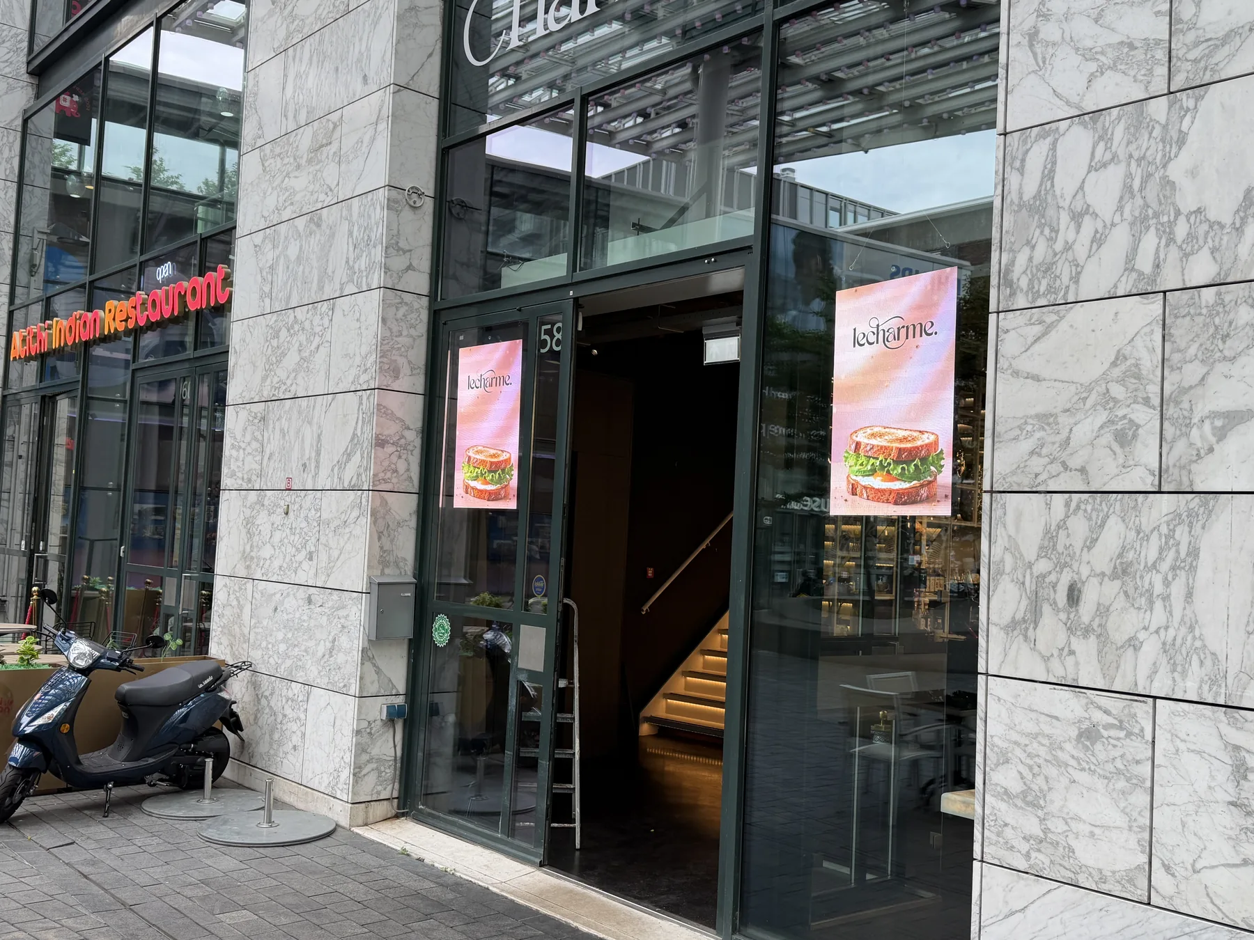 Comercio minorista y restauración con comunicación por ventana digital