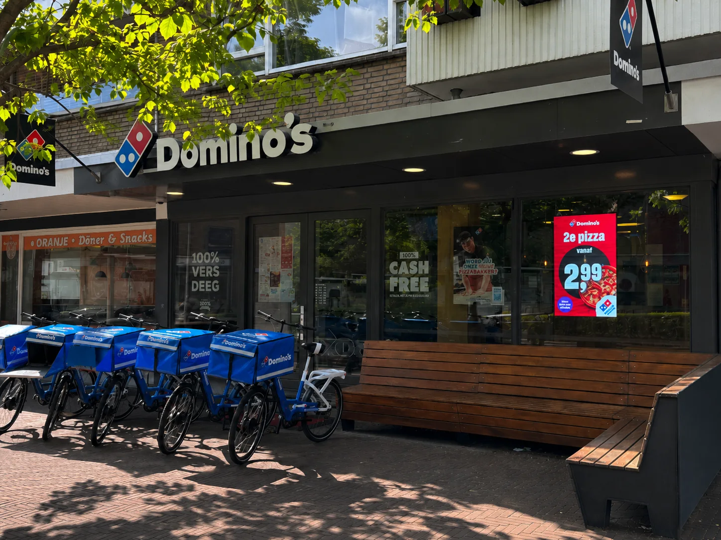 ShopFront en el escaparate de la tienda Domino's